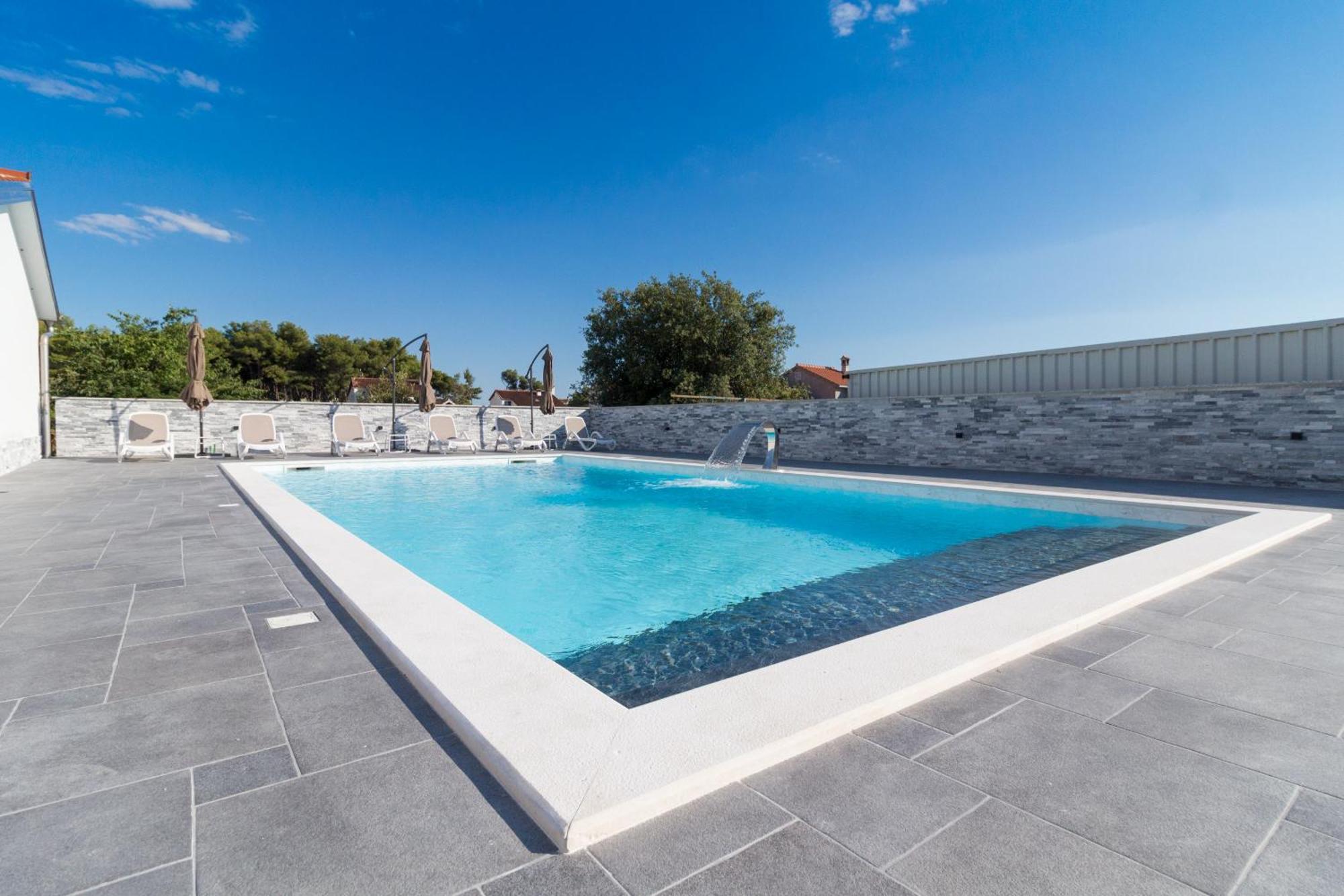 Apartmani Martin Mit Beheiztem Pool With Heated Pool Bibinje Buitenkant foto